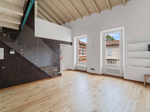 Interno luminoso di un immobile in vendita a Como con soppalco e parquet